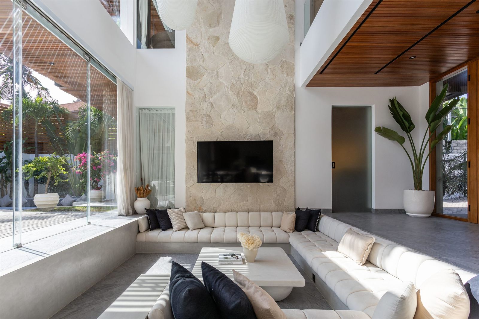 Villa Ocearn — Living & dining 2