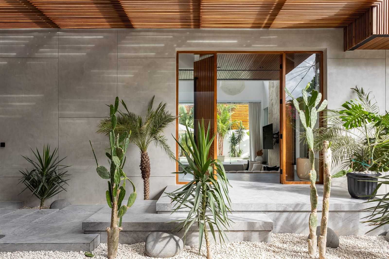 Villa Ocearn — Entrance & courtyard 1