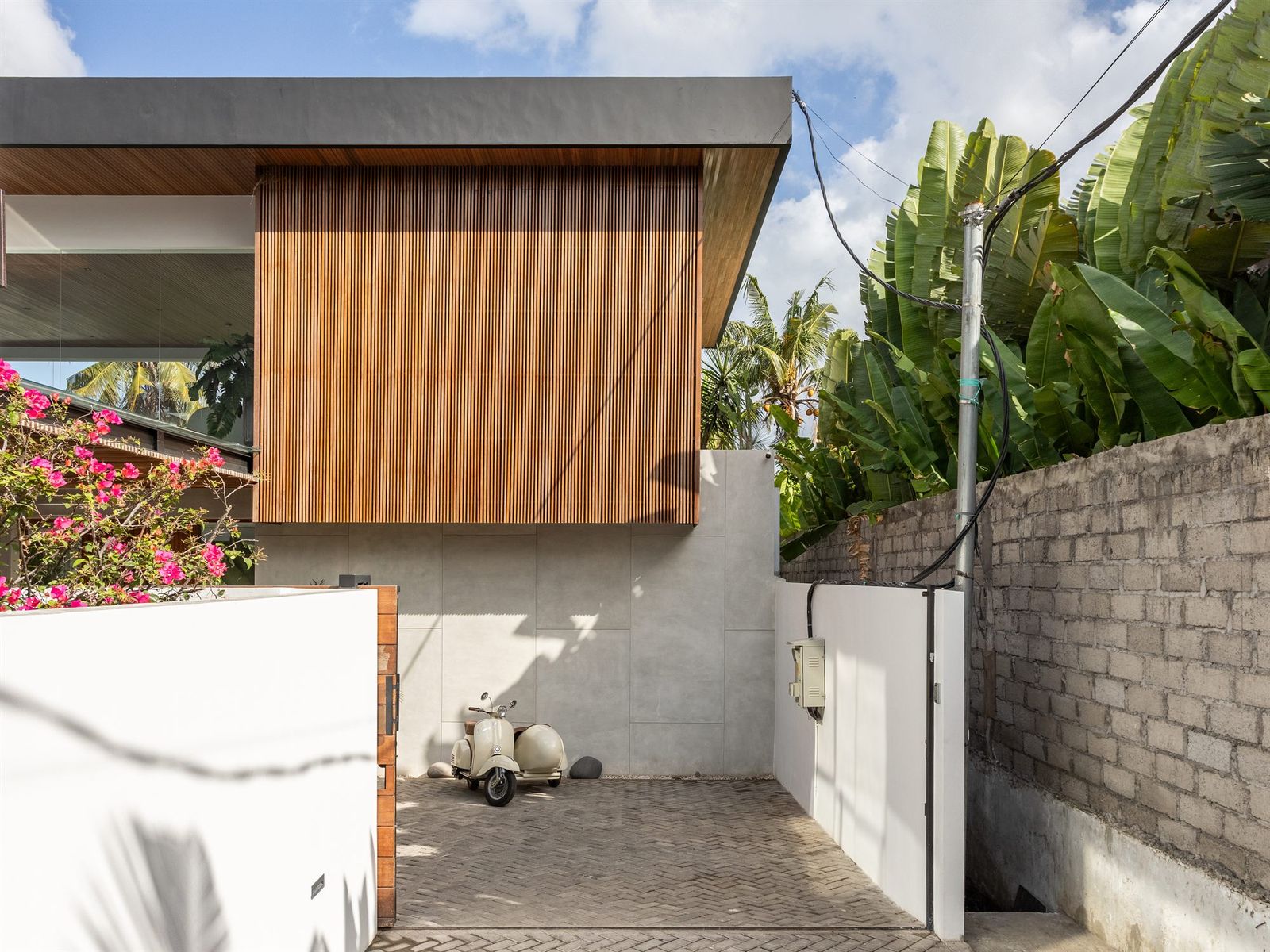 Villa Ocearn — Entrance & courtyard 2